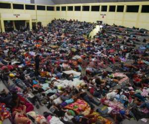 Decenas de hondureños, que van en la caravana de migrantes, lograron refugiarse del frio dentro de un gimnasio. Foto: AFP