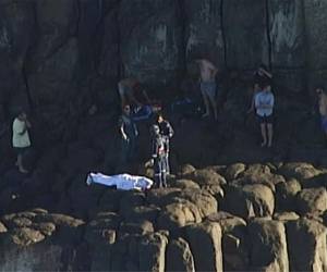 Varios surfistas acudieron en auxilio del joven y lo ayudaron a llegar a la orilla para recibir atención médica. AP.