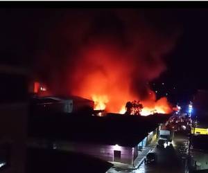 Un incendio arrasó con al menos 10 negocios en La Esperanza, Intibucá.