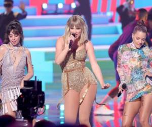 Taylor Swift fue la figura de la noche en los American Music Awards. Foto: AFP
