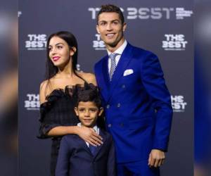 Cristiano Ronaldo junto a Georgina Rodríguez y su pequeño Cristiano Jr en los pasados premio de la FIFA (Foto: Agencia)