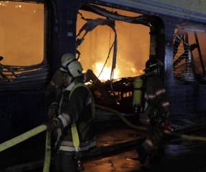 Edwin Canales fue trasladado a la ambulancia ayudado por sus colegas. Foto Twitter