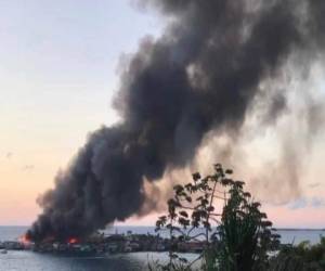 Unas 600 familias de la isla Guanaja fueron afectadas por el incendio.