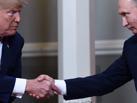 El presidente estadounidense Donald Trump y el presidente ruso Vladimir Putin se dan la mano para reunirse en Helsinki. Foto: Agencia AFP.