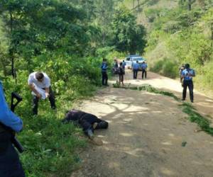 Miembros de la Policía Nacional y el Ministerio Público realizaron el levantamiento del cadáver.