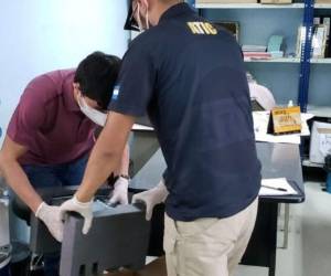 Los fiscales del Ministerio Público mientras inspeccionaban los ventiladores mecánicos en Danlí, El Paraíso. Foto: Twitter MP_Honduras