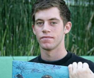 Cabe mencionar que de adolescente y como adulto, Elden se ha metido de nuevo en una piscina para recrear varias veces esa imagen que ahora asegura es pornografía infantil. Foto: Cortesía Instagram.