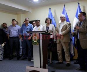 Los representantes de los sectores que este jueves llegaron a la Casa de Gobierno al final hicieron una comparecencia ante los medios.