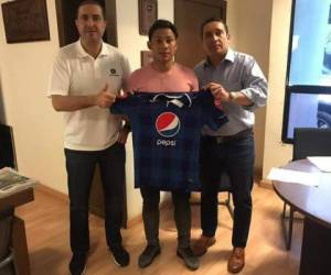 Carlos Sánchez mostrando la camiseta del Motagua junto a Pedro Atala y Juan Carlos Suazo. Foto: Redes Sociales