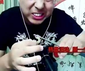 El bloguero murió en plena transmisión mientras comía gusanos, el cuerpo sin vida fue encontrado minutos después por su novia.