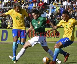 Neymar en acción con la selección de Brasil en Bolivia.