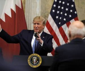 El presidente Donald Trump asiste a una cena ofrecida por el secretario del Tesoro Steven Mnuchin en honor al emir de Qatar, el jeque Tamim bin Hamad Al Thani, en el Departamento del Tesoro en Washington. Foto: Agencia AP.