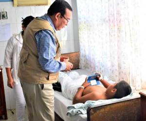 Los miembros de la Comisión de Salud verifican la situación de los hospitales públicos del país. Foto cortesía Salud