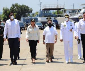 La presidenta de Honduras junto al presidente del Congreso Nacional, el secretario de defensa, autoridades de las Fuerzas Armadas y su hijo, el secretario privado de la presidencia.