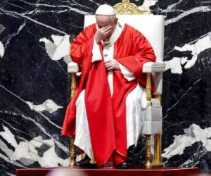 El pontífice presidirá el Viernes Santo como el año pasado el Via Crucis desde la plaza de San Pedro y no el alrededor del Coliseo de noche, como era la tradición. Foto AP