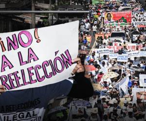 “No a la reelección”,”¡ni un día más!”, decían unas pancartas que alzaban los manifestantes, que marcharon desde el hospital Rosales hasta la plaza Gerardo Barrios de San Salvador.