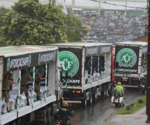 Camiones llevaron los féretros de los jugadores y personas ligadas al club al estadio para ser velados pro la afición. Foto: Agencia AP.