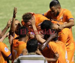 Los Lobos de la UPNFM se impusieron con un contundente 4-2 ante la Real Sociedad en el estadio Nacional. (Fotos: Ronal Aceituno / Grupo Opsa)