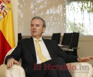 El Embajador de España, Guillermo Kirkpatrick, entregará al Padre Patricio Larrosa, el reconocimiento. Foto: EL HERALDO.
