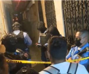 Al menos cuatro personas, al parecer todas de una misma familia, fueron asesinadas en el interior de una vivienda en la Residencial Centroamérica, de Tegucigalpa, informó el director de la Policía Nacional, Juan Manuel Aguilar.