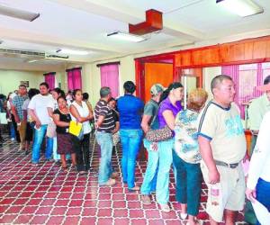 Decenas de contribuyentes de Comayagua han comenzado a llegar a la comuna a cancelar el pago de los tributos.