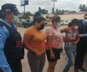 Momento en que las autoridades trasladaban a las sospechosas a las instalaciones del DPI en la capital. Foto: Estalin Irías/ EL HERALDO