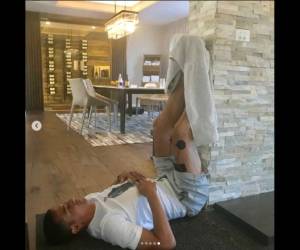 Cahill en su casa haciendo terapia después de tener un pie en hielo. Instagram @tim_cahill