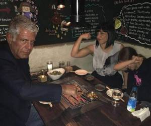 En una foto publicada meses atrás el chef comparte la cena con su ex y su hija Ariane, de 11 años. (Foto: Instagram Ottavia Busia)