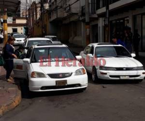 Agentes militares en el punto de taxis 21 de Octubre-Centro. (Foto: Álex Pérez / EL HERALDO)