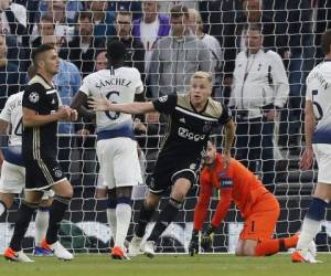 Van de Beek anotó de forma muy segura frente al marco del Tottenham en el triunfo del Ajax. Foto:AFP