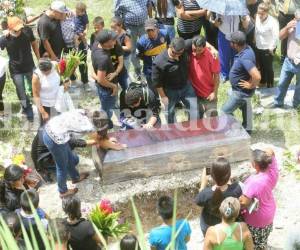 El sepelio de Maryori Suyapa se realizó el jueves en el cementerio Santa Anita de la capital. Foto Estalin Irías/EL HERALDO