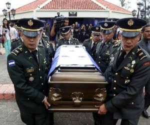 Compañeros de la XLIX promoción cargaron el féretro del subteniente Gustavo Adolfo Zelaya Iscoa. Foto Estalin Irías.