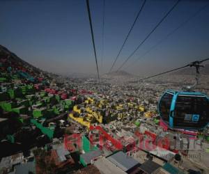 Esta fotografía muestra viviendas entre las estaciones Campos Revolución y Tlalpexco durante la inauguración del nuevo sistema de transporte aéreo Cablebús el jueves 4 de marzo de 2021, en la colonia Cuautepec, en el norte de la Ciudad de México. (AP Foto/Rebecca Blackwell)