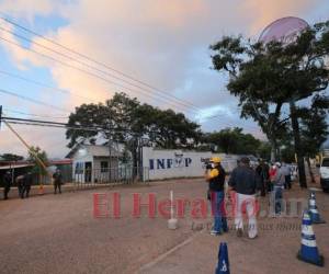 EL HERALDO confirmó desde las 5:30 de la mañana que en las afueras del Centro Logístico Electoral en Infop, no se encuentran los camiones que van a realizar los traslados, a diferencia de años anteriores que la distribución arrancó de madrugada. Foto: David Romero | EL HERALDO.