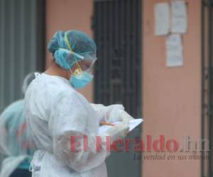 El personal sanitario llegó ayer a la colonia La Rosa a realizar pruebas. Foto: Alex Flores / EL HERALDO.