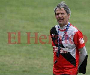 El entrenador colombiano, Carlos Restrepo, cuando estaba al mando de Olimpia. (Foto: EL HERALDO)