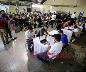 Decenas de personas esperaban ayer para la inscripción. Autoridades de la embajada y empresarios de Estados Unidos verificaron el proceso. Foto: Emilio Flores / EL HERALDO.