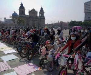 Los manifestantes en bicicleta protestaron en el centro de la capital de Guatemala. AFP.