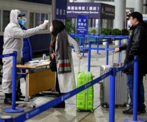 La OMS está enviando máscaras, guantes, respiradores y 18,000 trajes aislantes a 24 países. Foto AFP