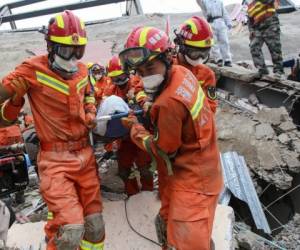 El domingo, equipos de rescate buscaban a 19 personas que aún están atrapadas en los escombros del desplome.