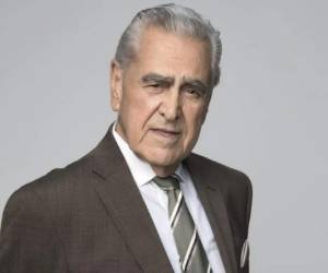 El primer actor Eric del Castillo tuvo un romance con Lyn May.