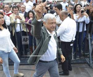 El presidente electo de México, Andrés Manuel López Obrador, llega a una marcha por el 50mo aniversario de la sangrienta represalia contra estudiantes.en la Plaza de Tlatelolco, en Ciudad de México.