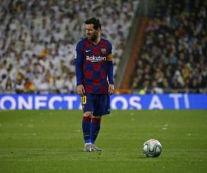 El delantero argentino Lionel Messi del Barcelona frente al balón en el partido contra el Real Madrid por La Liga Española. Foto: AP.