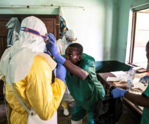 Los trabajadores de la salud usan equipos de protección mientras se preparan para atender a los presuntos pacientes del ébola. Foto AFP