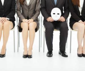 Desconfíe si la compañía utiliza un servicio de correo electrónico gratuito como Gmail o Yahoo. Los emails deben provenir de cuentas corporativas.