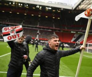 Cientos de aficionados del Manchester United invadieran Old Trafford como protesta por la implicación de los 'Red Devils' en la creación de la 'Superliga'. Foto:AFP