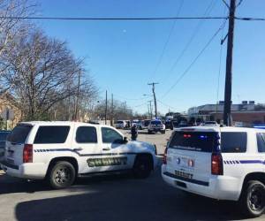 Las autoridades evacuaron a los estudiantes del centro. Foto: AP
