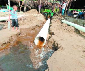 Con la colaboración de la población se instaló un sistema de tuberías en Marcovia para drenar el agua estancada.