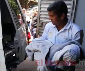 Momento en que el cuerpecito del menor era trasladado a la morgue capitalina. Foto: Captura de video.