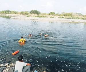Elementos del Cuerpo de Bomberos recuperaron el cuerpo en la poza profunda donde se había metido a nadar el jovencito.